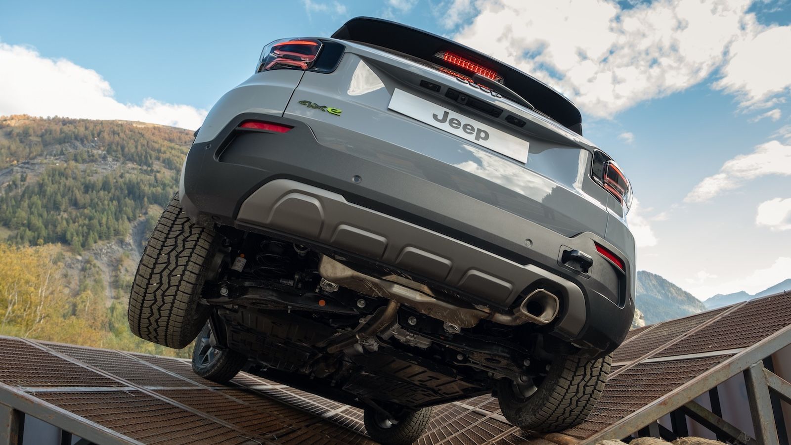 Jeep Avenger 4xe: τετρακίνηση από €29.990 και 3 εκδόσεις στη γκάμα